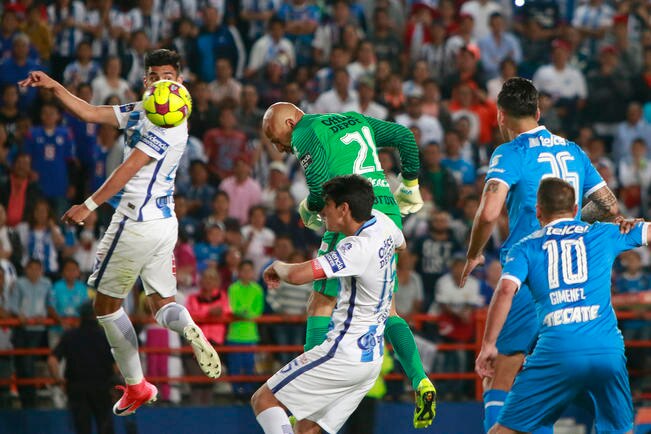 Certero y potente remate de cabeza del portero tuzo, que eliminó a los azules. (FOTOS: IMAGO7)