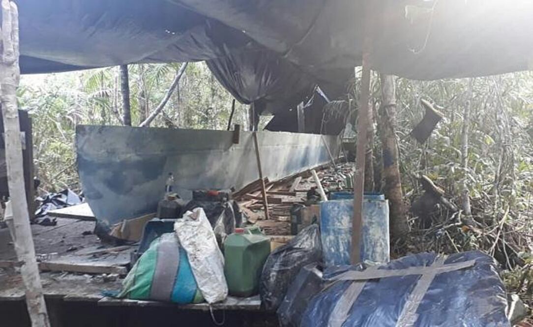 En un astillero rudimentario en la jungla de la zona suroccidental de Colombia, policías y militares colombianos descubrieron un semisumergible en construcción financiada por el cártel de Sinaloa (Foto: Policía Nacional de Colombia)