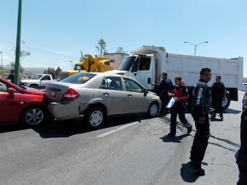Camión causa accidente en la 57