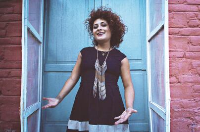 Luna, intérprete de las calles