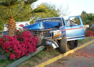 Le cierran el paso y se proyecta contra poste