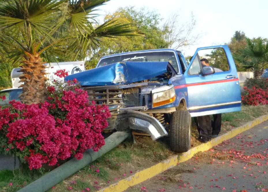 Le cierran el paso y se proyecta contra poste