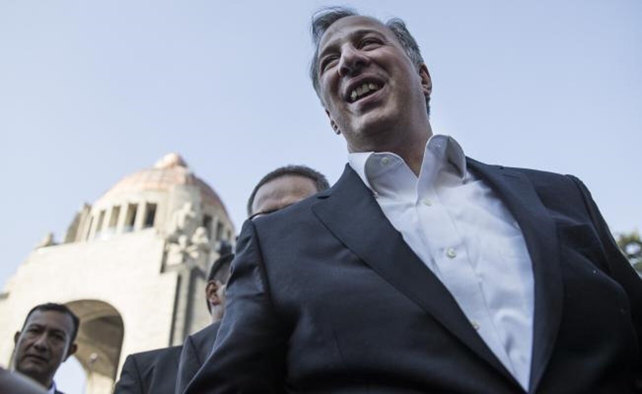Presenta Meade al PRI carta para ser precandidato