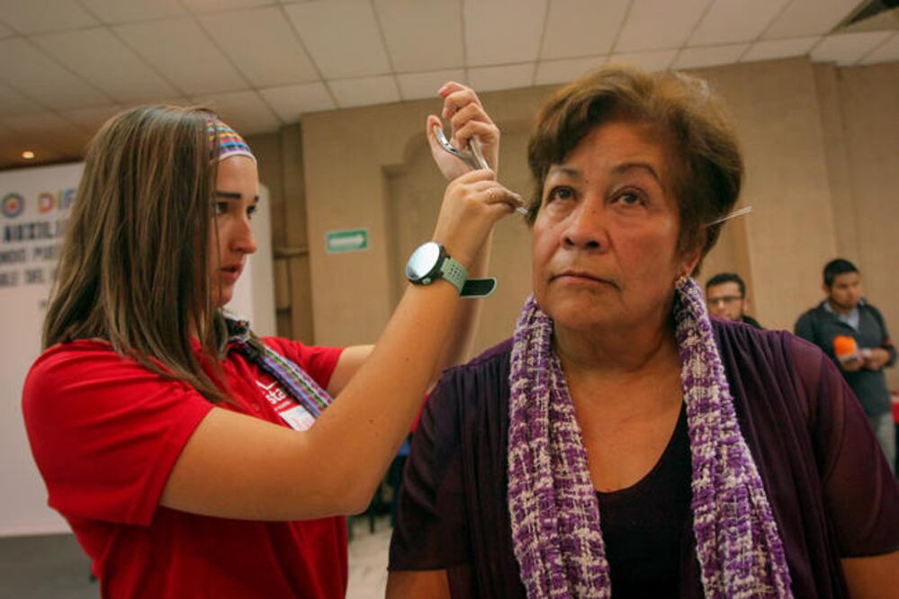 Personas de la tercera edad, niñas y niños con problemas para escuchar recibieron aparatos auditivos.