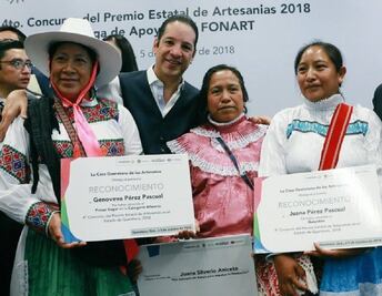 Mujeres amealcenses ganan el cuarto Concurso Estatal de Artesanías