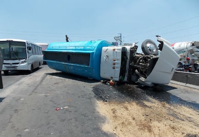 Pipa volcada en 5 de febrero 