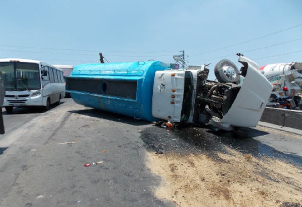 Pipa volcada en 5 de febrero 