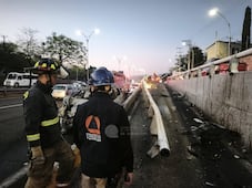 Auto termina calcinado tras choque en Bernardo Quintana