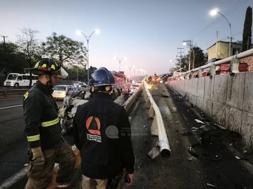 Auto termina calcinado tras choque en Bernardo Quintana