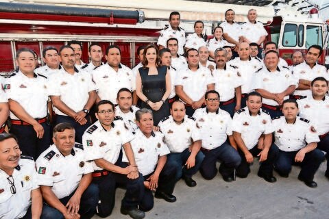 Reconocen esfuerzo de bomberos de la capital
