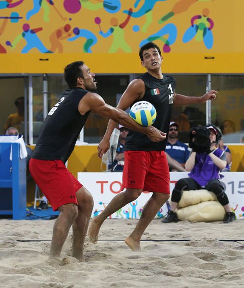 Dupla de voleibol va sin complejos
