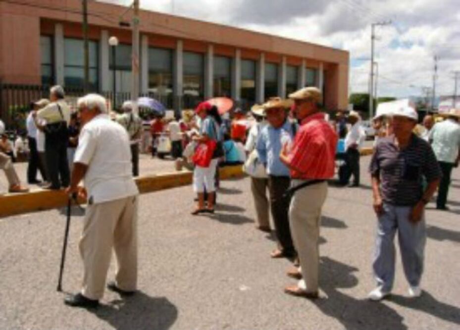 Jubilados costarán millones a CFE y Pemex