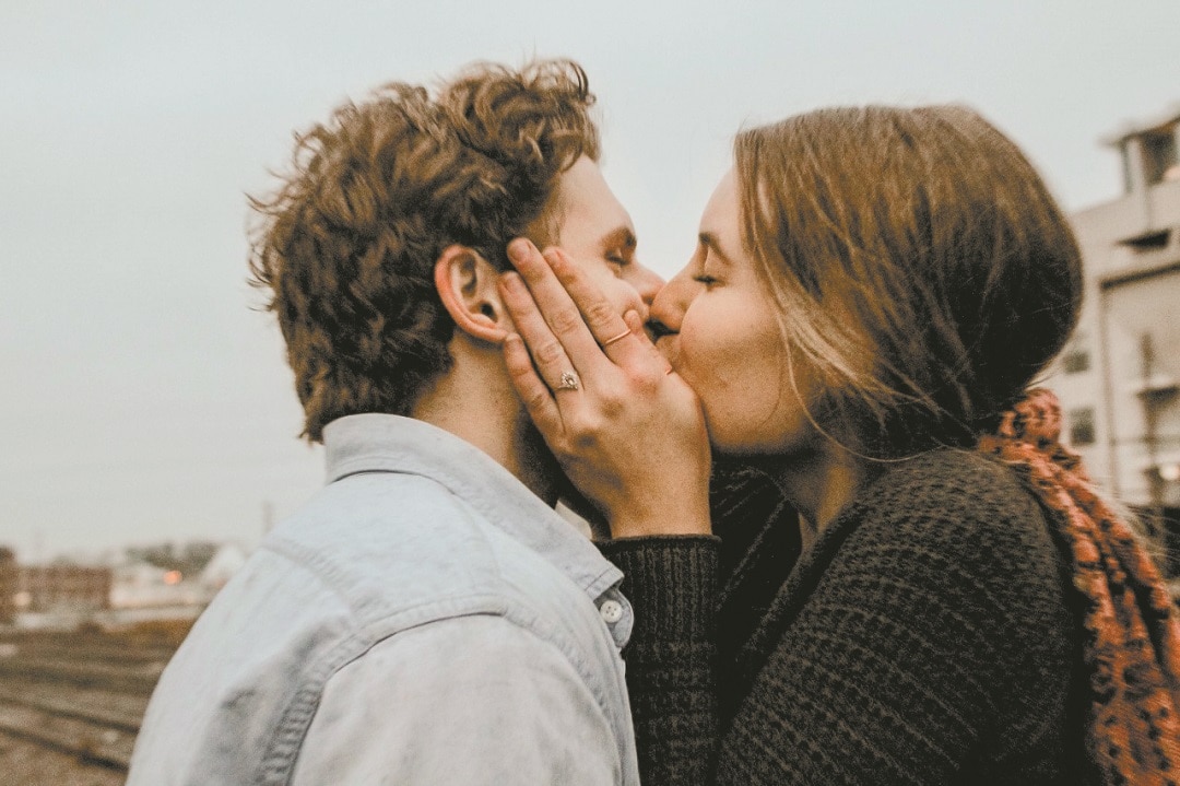 Gripe, herpes bucal y gingivitis, riesgos al dar beso, alertan