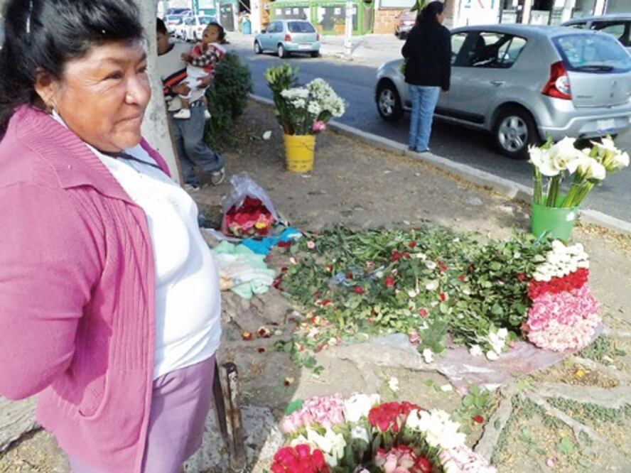 Inspectores dificultan la venta de rosas en la capital