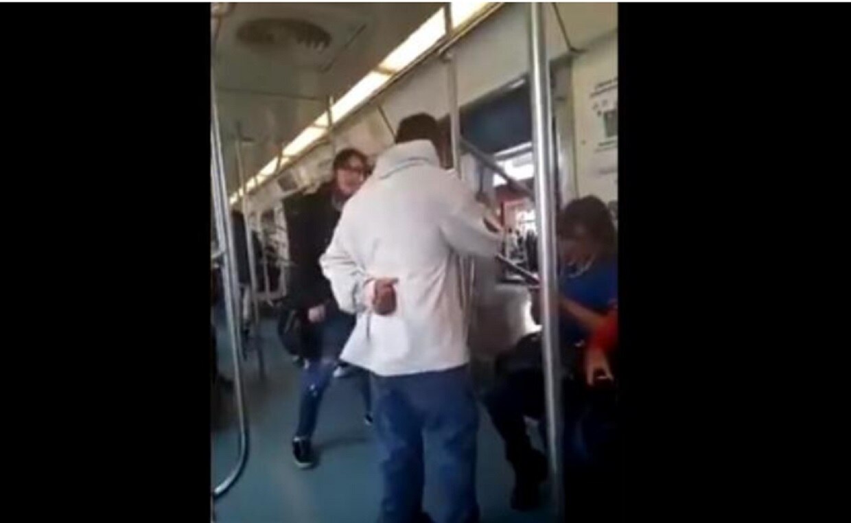 El video generó mucha polémica, pues se desconoce si el sujeto es invidente o no