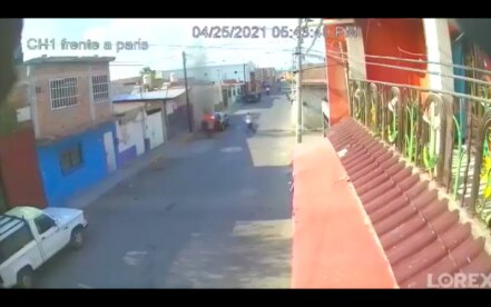 En plena vía pública, hombre prende fuego a una mujer; sucedió en Celaya 
