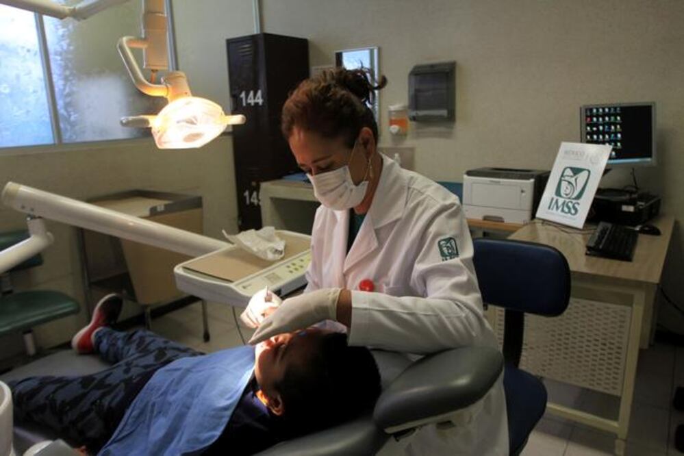 Eréndira Álvarez asegura que los dentistas también se ponen nerviosos cuando realizan su labor, pero su tarea es transmitir seguridad al paciente. (FOTOS: CESAR GÓMEZ. EL UNIVERSAL)