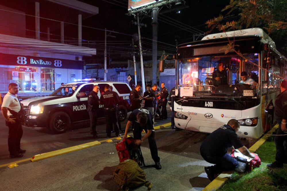 La decisión de reforzar la seguridad se tomó luego de que dos personas fueran atropelladas en el carril exclusivo para uso del Qrobús. (FOTOS: LUIS SÁNCHEZ. EL UNIVERSAL)