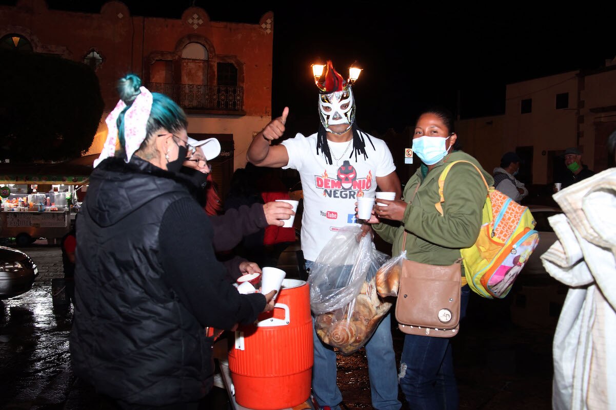 Demonio negro, el luchador queretano que reparte café y pan en las calles de Querétaro