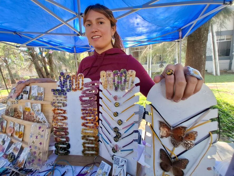 Cristina Andrade, especialista en horticultura ambiental, elabora joyería botánica. Foto: Rocío G. Benítez