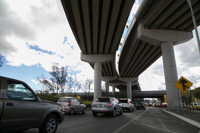Ven viable retirar licencia a quien invada carril confinado