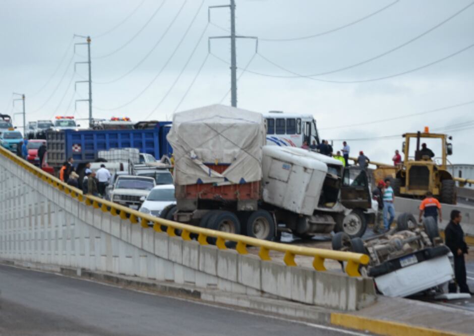 Choque múltiple en carretera 100