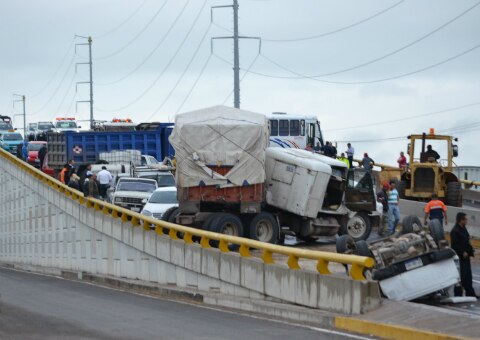 Choque múltiple en carretera 100