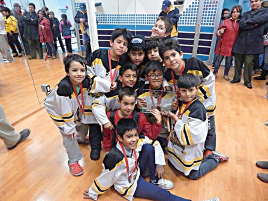 Mapaches dominan el nacional de hockey