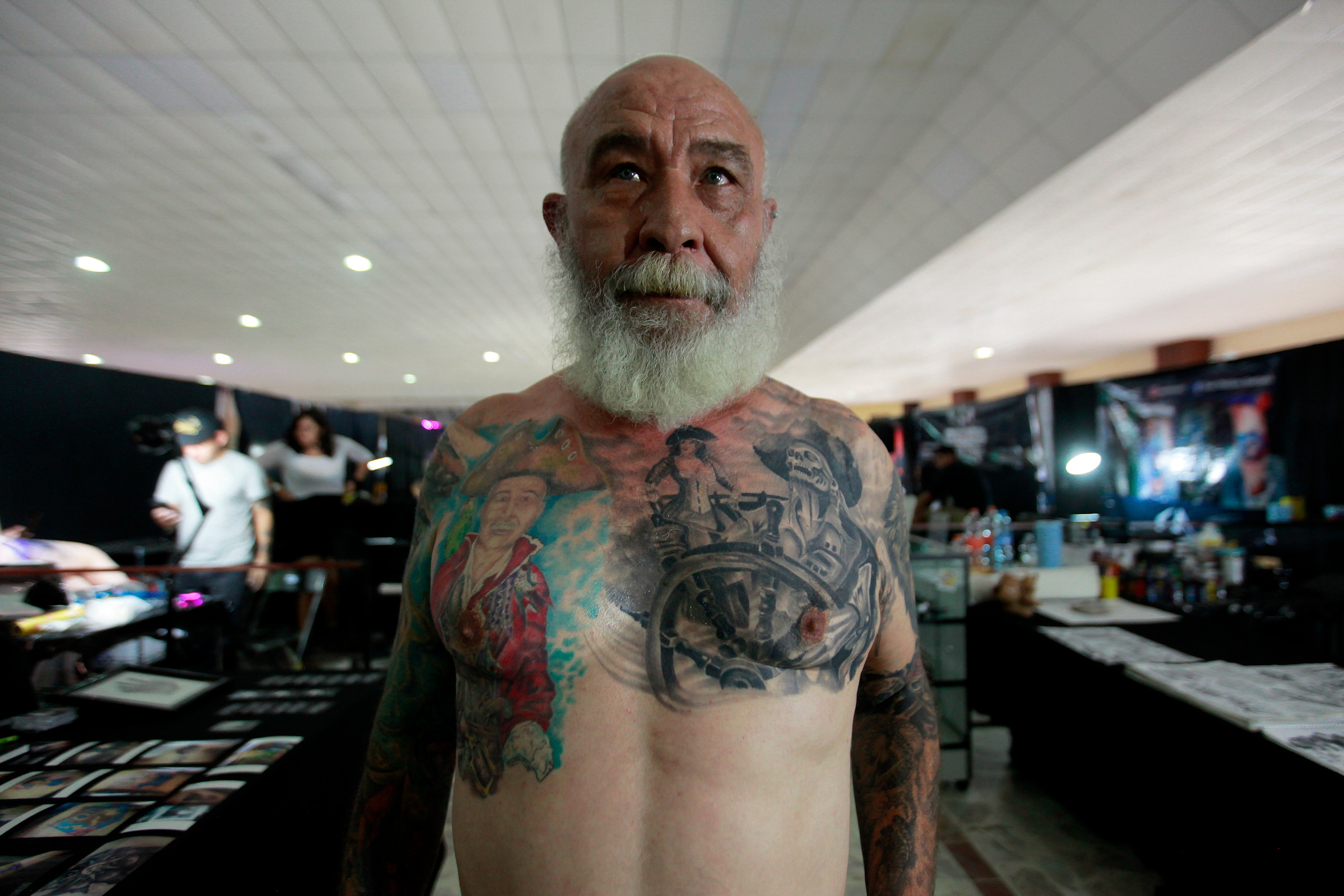 Una joven será tatuada en el muslo por uno de lo artistas en la expo realizada en el estado, donde se mostró la diversidad en la pigmentación. / César Gómez
