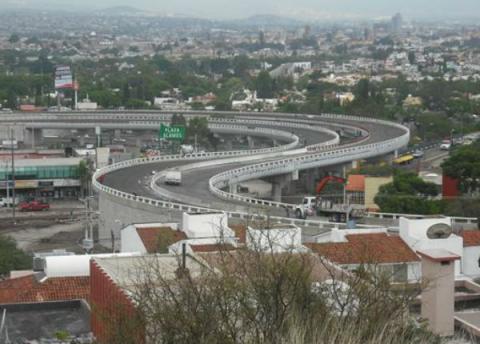 Vuelca tráiler cargado de láminas