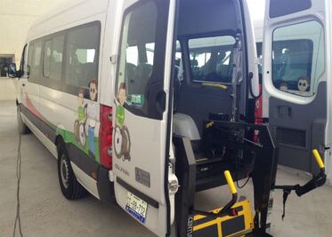 Recibe vehículo para discapacitados