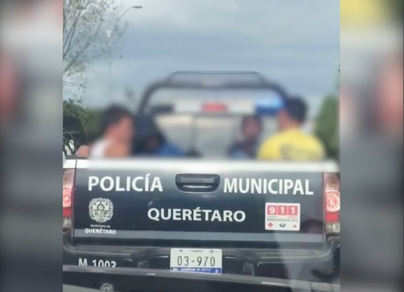Video. Vuelven a viralizar a sujetos fumando presunta mari**ana a bordo de una patrulla en Querétaro