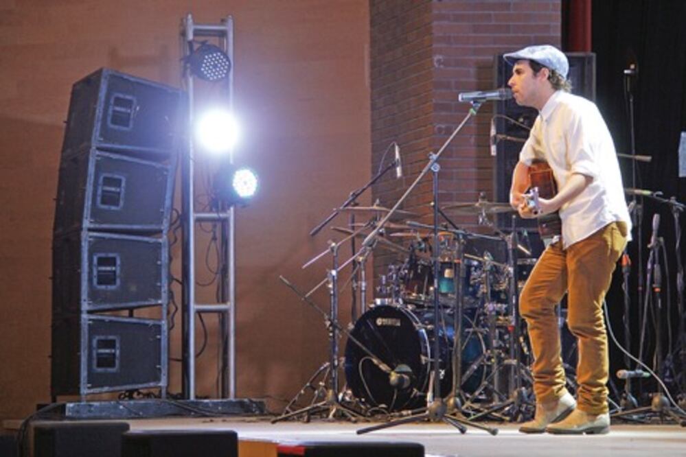 Le cantan a su casa de estudios