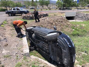 Vuelca en el trébol de Paseo de la República y el Junípero Serra