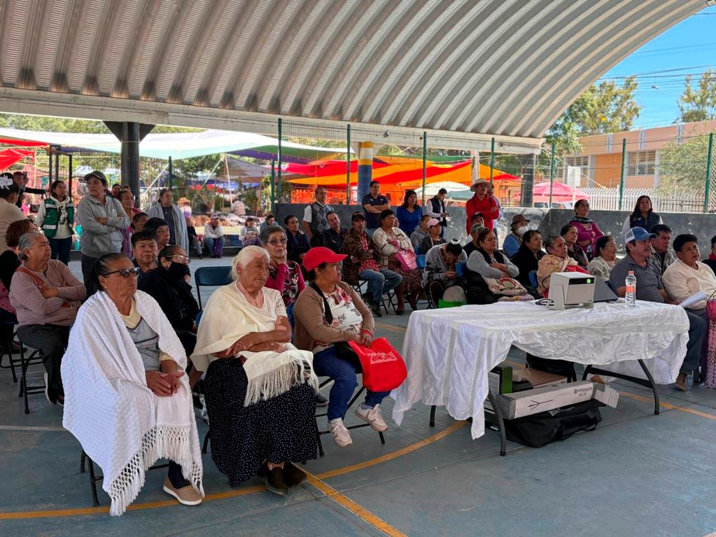 Capacitan a personas adultas mayores para el uso de la app Qrobus