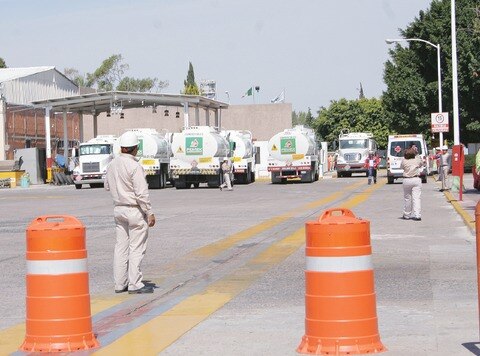 Pemex, en manos del Estado: Anaya