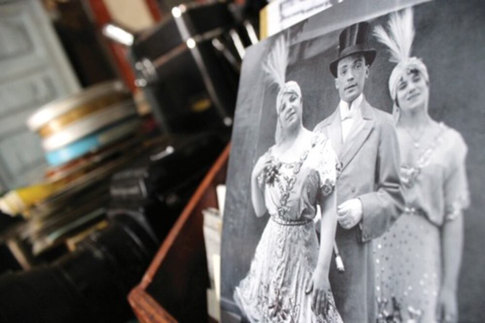 Jóvenes se interesan en antigüedades