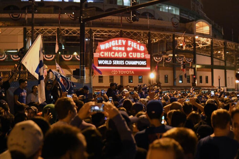 Una vez roto el maleficio, el Wrigley Field se inundó de fieles fanáticos que festejaron toda la madrugada (PATRICK GORSKI. USA TODAY SPORTS)
