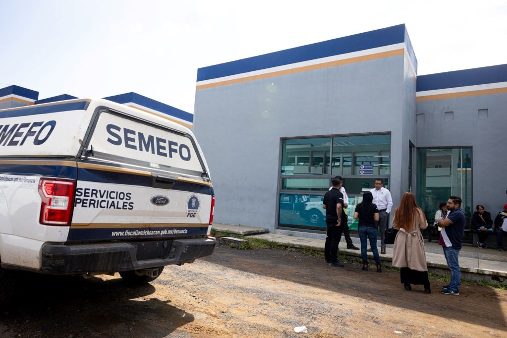 Entregan a familiares cuerpos tras accidente en Michoacán