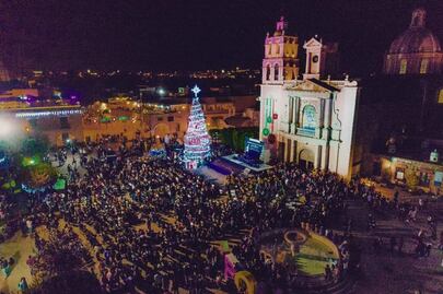 Iluminan el Árbol de los deseos  en Tequis