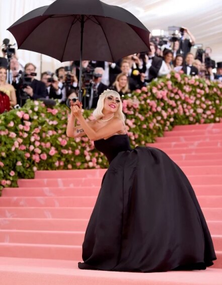 Lady Gaga sorprende en la gala del MET
