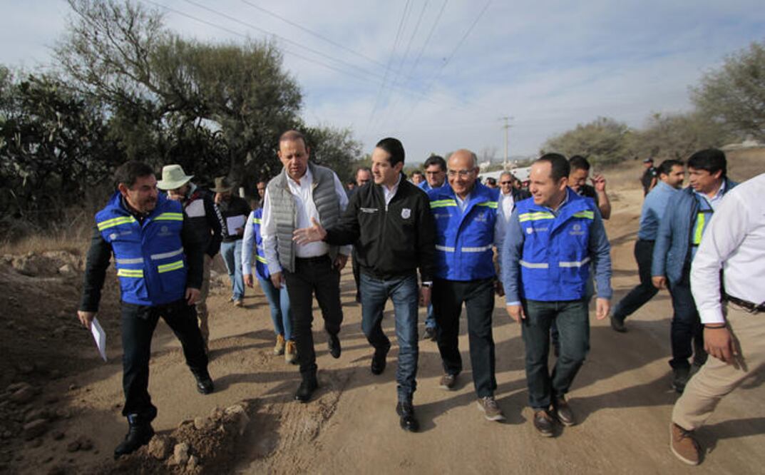 El gobernador Francisco Domínguez servién acudió a supervisar la obra, la cual será intervenida con empedrado ahogado en mortero, 2 mil 700 metros de cunetas y nueve alcantarillas ampliadas de tres a seis metros (LUIS SÁNCHEZ. EL UNIVERSAL)