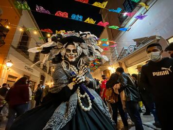 La Catrina Trina hace de las suyas en el Centro Histórico de Querétaro 