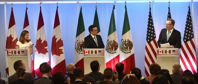Chrystia Freeland, ministra de Relaciones Exteriores de Canadá; Ildefonso Guajardo, secretario de Economía de México, y Robert Lighthizer, representante comercial de Estados Unidos, ayer en conferencia. FOTO: PEDRO PARDO. AFP