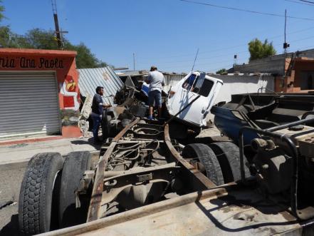 Pipa se queda sin frenos y se lleva dos autos