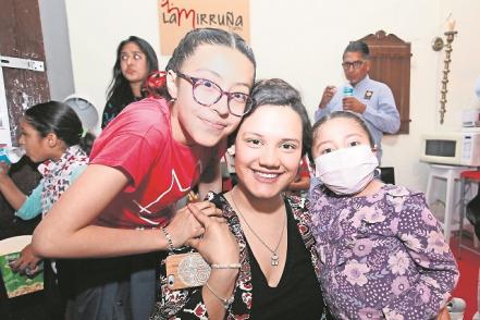 Risas y buenos deseos en apoyo a Leah