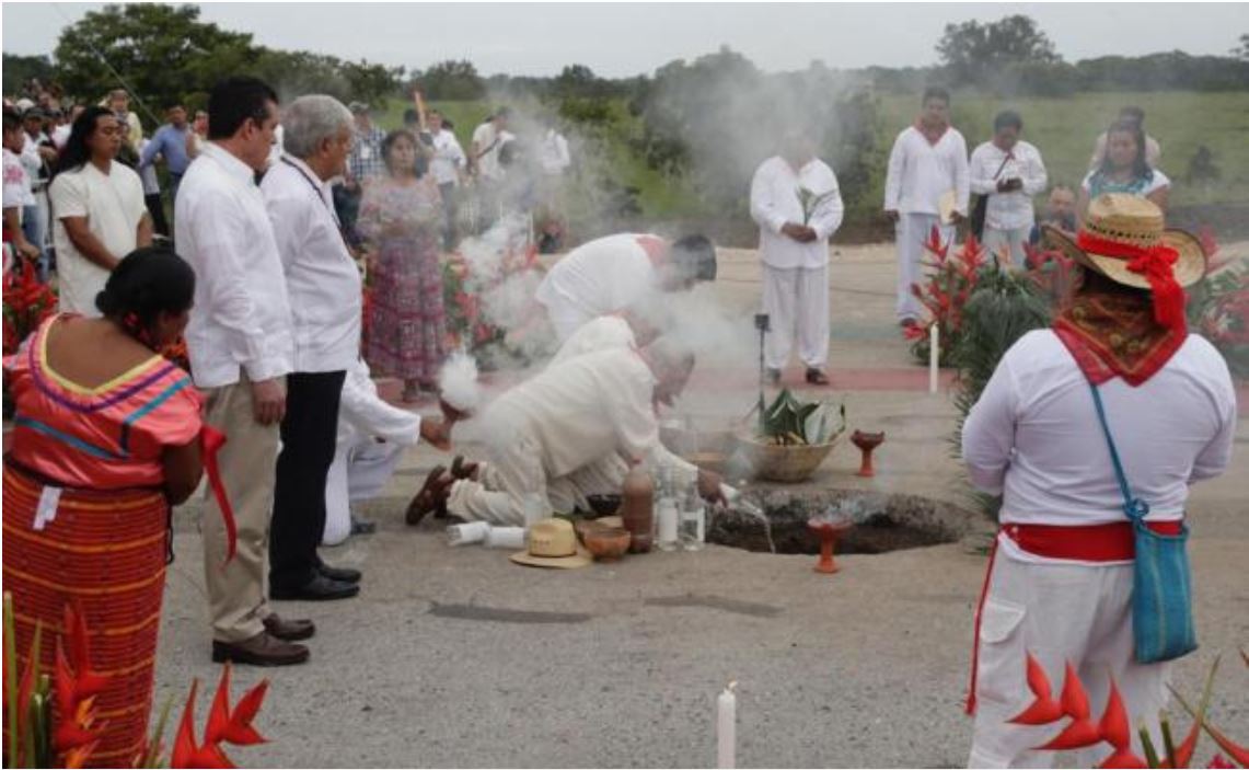 Ofrecen a la madre tierra aguardiente, pollo y tortillas para construir Tren Maya