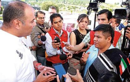 Dialoga alcalde con artesanos inconformes