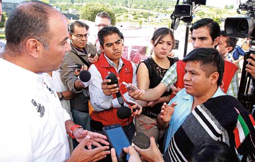 Dialoga alcalde con artesanos inconformes