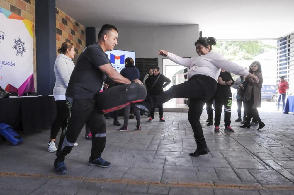 Elizabeth Aurora Cornejo Silva, Miguel Ángel Escamilla Martínez, María Guadalupe Ortiz Ledesma y Gabriela Chavero Vigil, todos policías municipales de Corregidora, quienes en las instalaciones del Instituto Municipal de la Mujer de esa demarcación, acudieron a la presentación de la aplicación Alerta Mujer